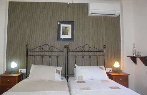 Almedinilla Bed & Breakfast | Casa La Nuez B & B, spacious bathrooms, free WiFi, terrace, swimming pool, garden