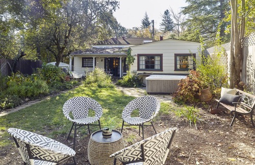 Sonoma House | Casa La Paloma - Historic Sonoma, Old World Charm, Great Location, Pool Coming