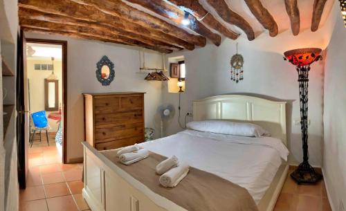 Competa Apartment | Casa Mandarina centro de Cómpeta con chimenea y terraza con vistas By AndaraHolidays