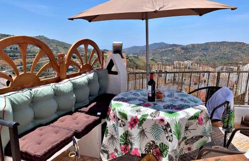 Competa Apartment | Casa Mandarina centro de Cómpeta con chimenea y terraza con vistas By AndaraHolidays