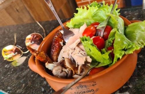 Rio Verde House | Casa mobiliada para periodo da tecnoshow 3 quartos sendo uma suíte sala copa cozinha área de lazer com piscina e bar molhado com churrasqueira 4 banheiros cozinha montada na área de lazer com 2 churrasqueiras elétrica e comum