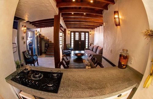 Centro House | Casa Nara, a 100 Metros do mar no Centro Histórico de Garopaba!