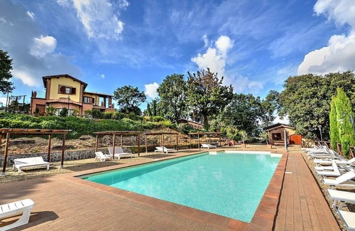 Montefiascone House | Casa Nocetta D: A characteristic and welcoming apartment that is part of an ancient country house surrounded by the greenery, with Free WI-FI.