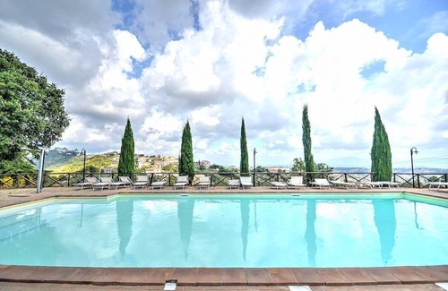 Montefiascone House | Casa Nocetta D: A characteristic and welcoming apartment that is part of an ancient country house surrounded by the greenery, with Free WI-FI.