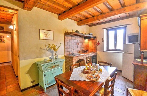Sarnano House | Casa Noriana D: A characteristic and welcoming apartment situated in a quiet location, surrounded by a wonderful garden, with Free WI-FI.