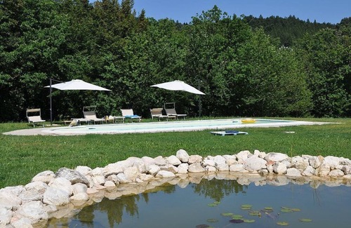 Sarnano House | Casa Noriana F: A characteristic and welcoming apartment situated in a quiet location, surrounded by a wonderful garden, with Free WI-FI.