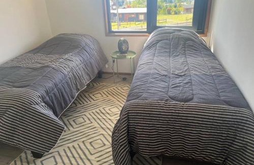 Pucon House | Casa nueva en country pucon con piscina y quincho compartido con casa gemela