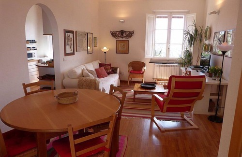 Chiavari House | Casa Oleandro C: An elegant and welcoming apartment surrounded by the greenery, with Free WI-FI.