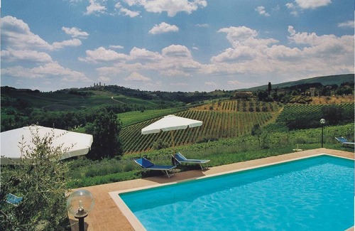 San Gimignano Apartment | Casa Pozzo, surrounded by greenery, just a few km from San Gimignano, ideal for couples
