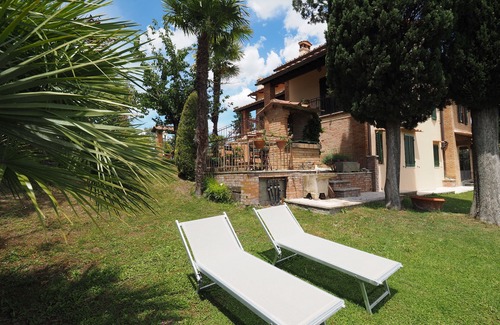 San Gimignano Apartment | Casa Pozzo, surrounded by greenery, just a few km from San Gimignano, ideal for couples