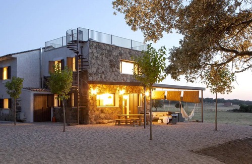 Cervera de los Montes House | Casa Rehabilitada en una Finca de Toledo con Vistas a la Sierra de Gredos