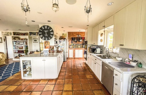 South Laguna House | Casa Rey; A tropical paradise just a stroll away from the beach