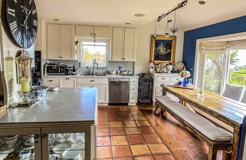 South Laguna House | Casa Rey; A tropical paradise just a stroll away from the beach