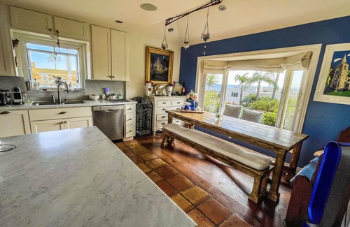 South Laguna House | Casa Rey; A tropical paradise just a stroll away from the beach