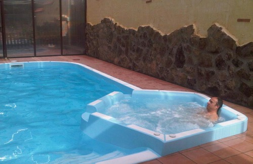 Navaluenga Ski Chalet | casa rio alberche y el cortijo de gredos