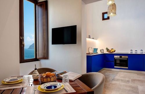 Seiano Apartment | CASA ROSADA - Spectacular Waterfront Villa with Pool and View of Mount Vesuvius