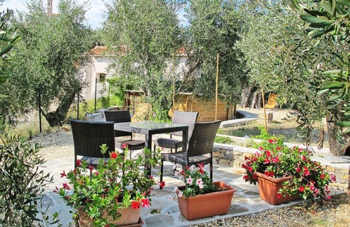 Civezza House | Casa Rose in Civezza with with shared pool & large garden sleeping 4
