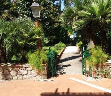 Tiberio Apartment | Casa Silvana 2 Casa con giardino by ItaliaHost