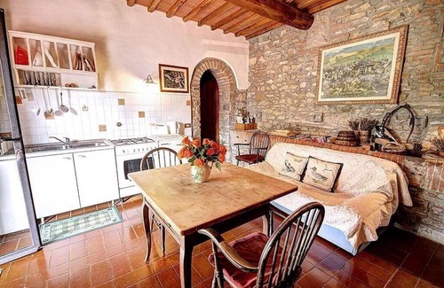 Barberino Tavarnelle House | Casa Sparviero B: A characteristic one-story apartment that covers the entire ground floor of a villa surrounded by meadows and by green hills, with Free WI-FI.