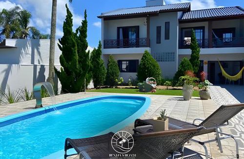 Torres House | Casa super aconchegante em Torres - Piscina - Pátio Privativo - Ar condicionado suíte - TV Smart - Wifi - Em frente a Lagoa do Violão - Aceita Pet