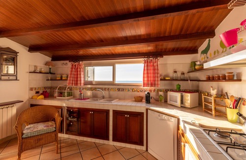 Marchesana Apartment | Casa Vacanze a soli 50 mt dal mare con terrazzo vista mare.