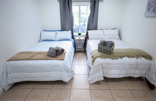 Ludlam Villa | Casa Vida /King Bed TV 10 Guests