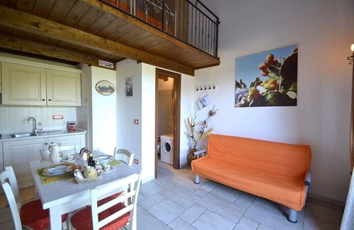 Casalini House | Casa Viola A: A welcoming apartment surrounded by the greenery, with Free WI-FI.