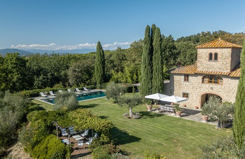 San Casciano in Val di Pesa Villa | Casale Tagliafune,a XV century's Country Villa near Florence with vineyards view