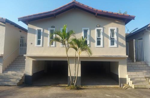 Maranduba Hotel | Casas em Condomínio próximo da praia com 2 dormitórios, churrasqueira e 3 vagas de garagem