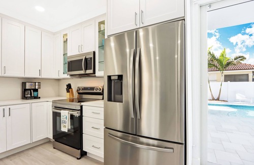 Palm Beach Shores House | Cascade Full Complex - Four Unit Building steps from the Beach!