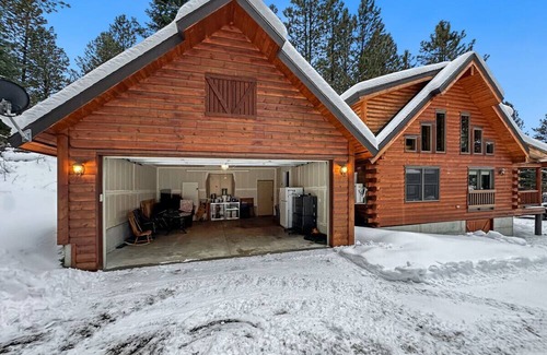 Cascade Cabin | Cascade Log Cabin. Walk to the Lake and Golf Course