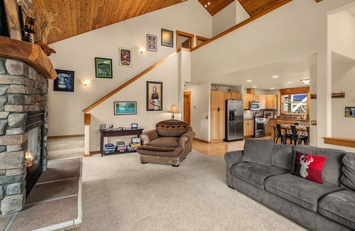 Ronald House | Cascade Pines - Private Hot Tub | WiFi | Summer Pool!