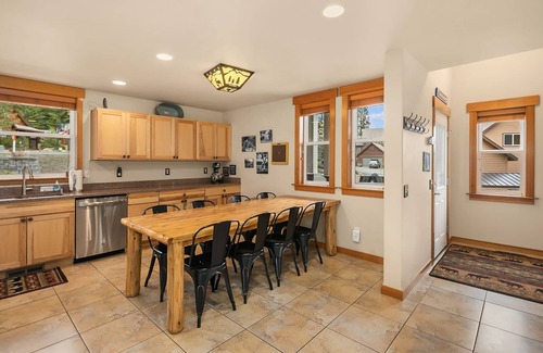 Ronald House | Cascade Pines - Private Hot Tub | WiFi | Summer Pool!