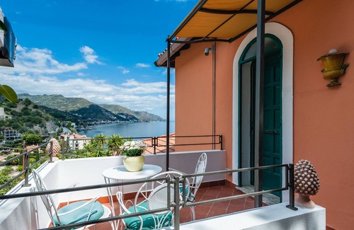 Spisone Apartment | Casetta Amelia with Seaview by Wonderful Italy