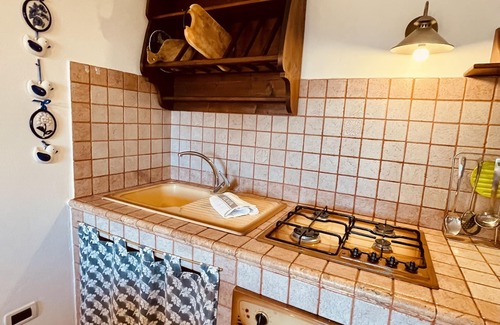 Montescudaio Apartment | Casetta Luna in Tuscany Hillside Near the Sea, Ultra WiFi and Parking