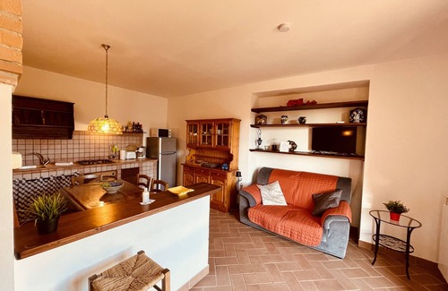 Montescudaio Apartment | Casetta Luna in Tuscany Hillside Near the Sea, Ultra WiFi and Parking