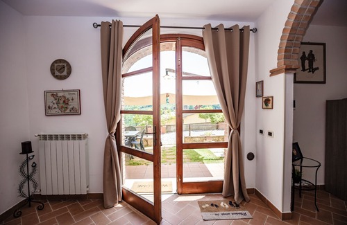 Montescudaio Apartment | Casetta Luna in Tuscany Hillside Near the Sea, Ultra WiFi and Parking