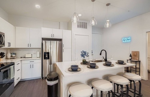 Arrowwood Apartment | Casita Lonestar | Sleeps 6 | Wi-Fi + Pool Views