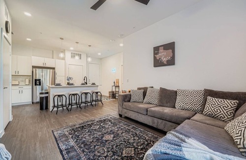 Arrowwood Apartment | Casita Lonestar | Sleeps 6 | Wi-Fi + Pool Views