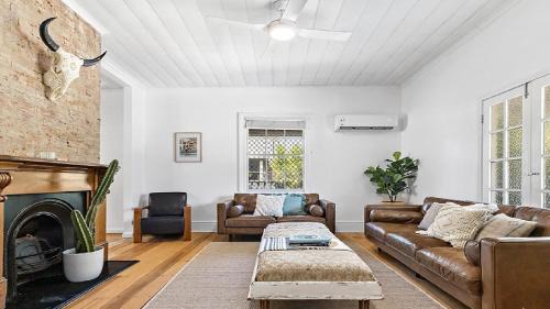 Singleton House | Casita - Modern 4 Bedroom Cottage In Heart Of Singleton