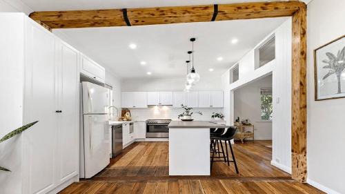 Singleton House | Casita - Modern 4 Bedroom Cottage In Heart Of Singleton
