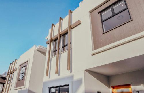 Runcorn House | CASSA AURA PLACE - Modern 4BR Homes