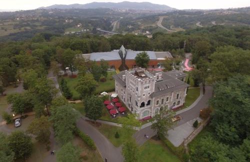 Santa Marina de Oblanca Hotel | Castillo Del Bosque La Zoreda