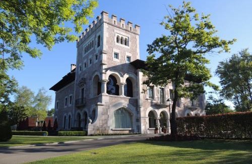Santa Marina de Oblanca Hotel | Castillo Del Bosque La Zoreda