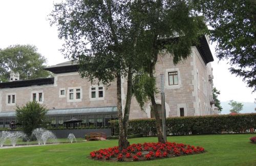 Santa Marina de Oblanca Hotel | Castillo Del Bosque La Zoreda