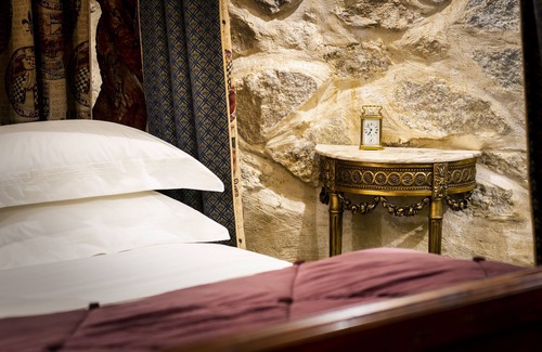 Crafers Bed & Breakfast | Castle Keep- Exceptionally Romantic Escape for 2 with open log fire.