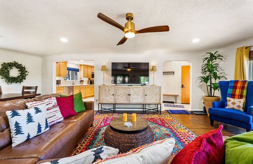 Castle Rock House | CASTLE ROCK - EXPLORERS WONDERLAND-WALK TO DOWNTOWN!