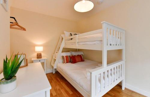 Mumbles House | Castle Square Cottage - Beachside Retreat