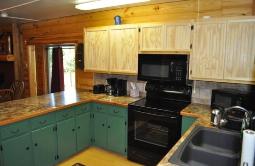 Gordonville Cabin | Catfish Cabin- cozy cabin near water in Texoma! Sleeps 4+
