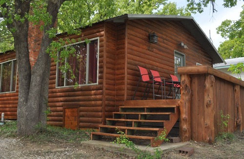 Gordonville Cabin | Catfish Cabin- cozy cabin near water in Texoma! Sleeps 4+